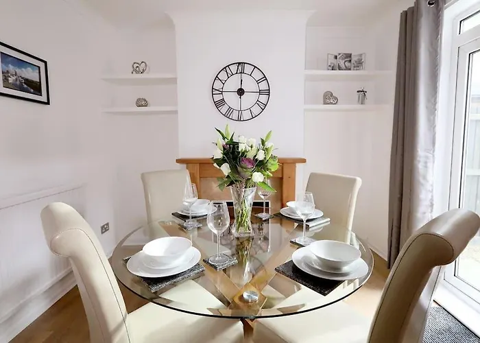 Convenient & Central 2-Bed House