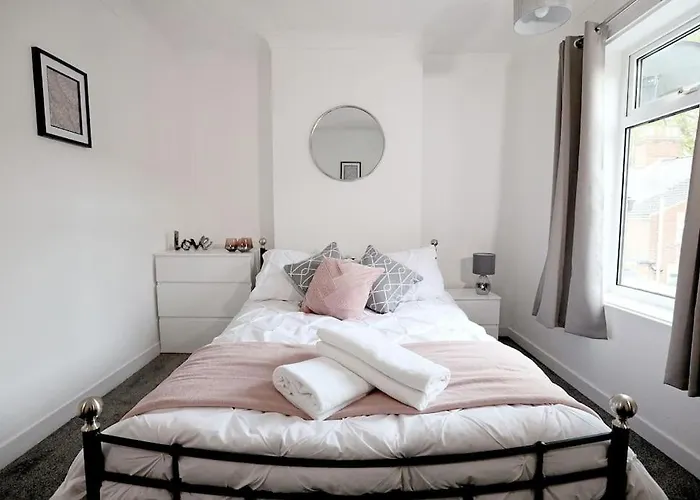 Convenient & Central 2-Bed House