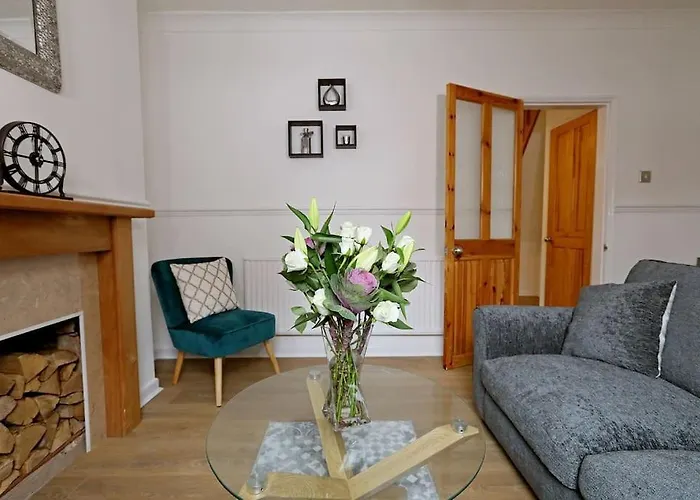 Convenient & Central 2-Bed House