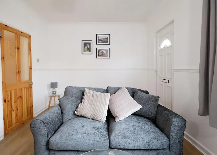 Convenient & Central 2-Bed House