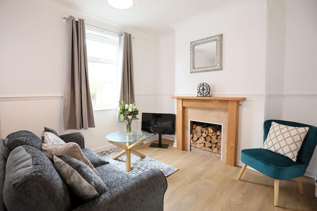 Apartment Convenient & 2-bed House *